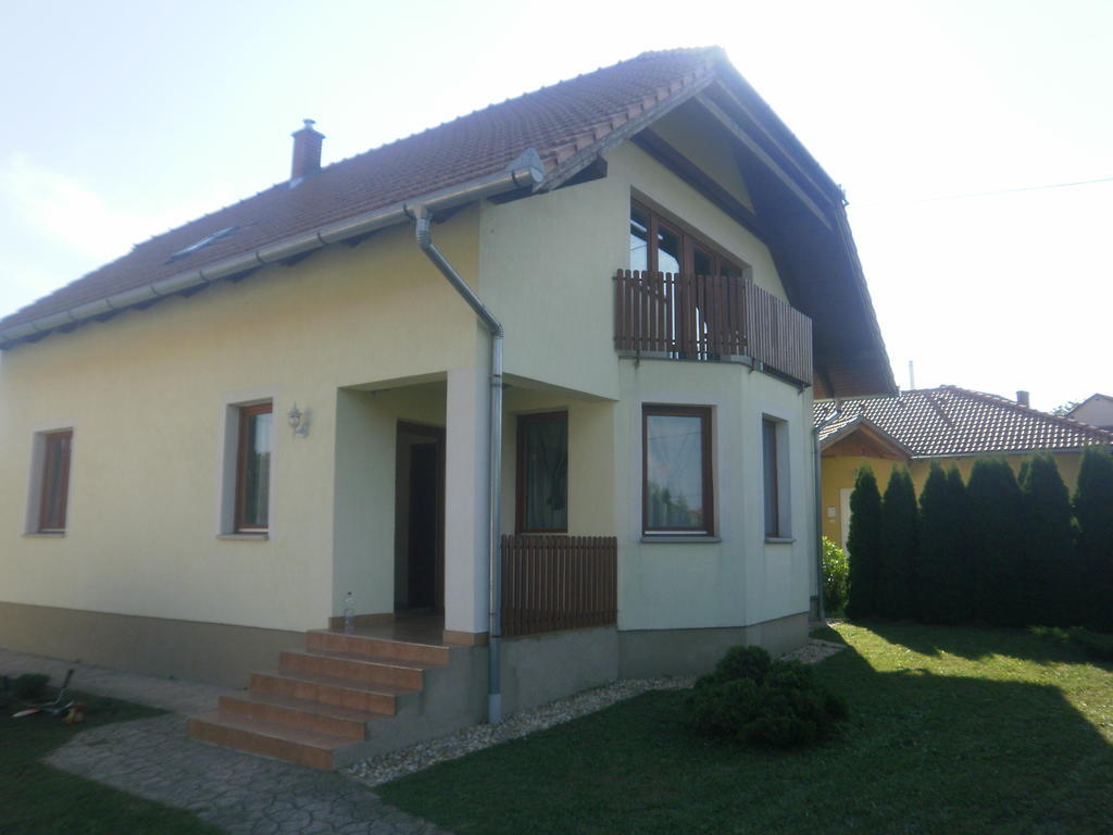 Zalakarosi Égerfa Nyaralóház Földszinti és Emeleti Apartman Esterno foto